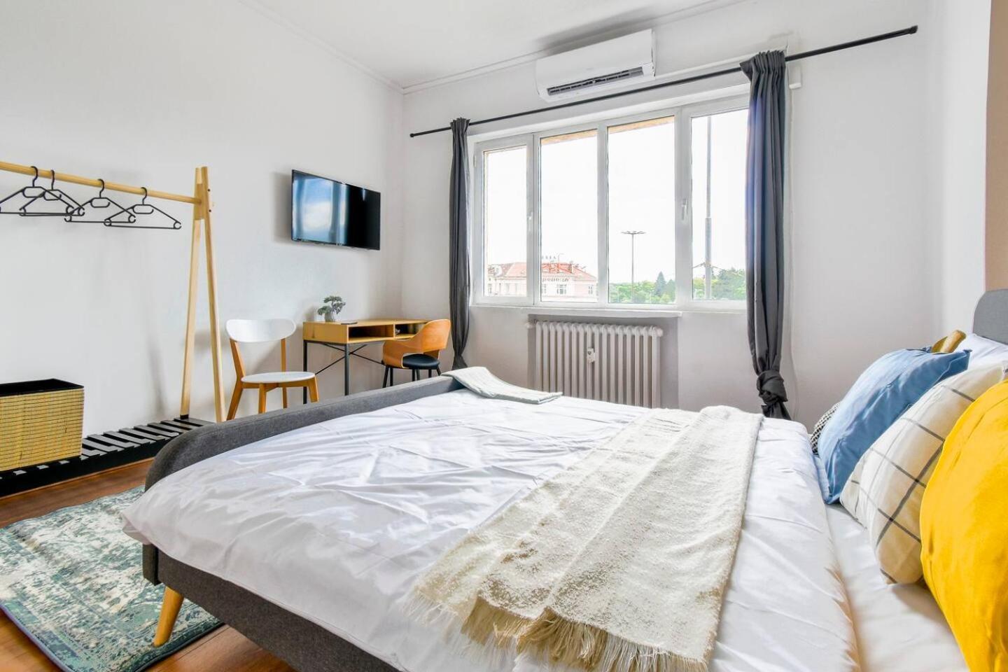 Super Fresh! 3Bdr Apartment In Sofia Center'S Artistic Area エクステリア 写真